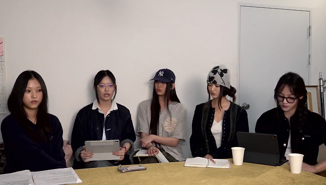 뉴진스 하니가 11일 멤버들과 함께 하이브 행태에 대해 폭로하며 “타 아티스트 매니저로부터 면전에서 ‘무시해’라는 말을 들었다”고 주장하고 있다. 유튜브 갈무리