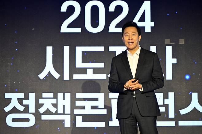 오세훈 서울시장이 10일 서울 종로구 포시즌스호텔에서 열린 '2024 시도지사 정책 콘퍼런스'에서 인구 위기 대응을 위한 중앙-지방 패러다임의 대전환을 주제로 발표하고 있다. ⓒ연합뉴스