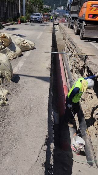 부산 사하구 구평동에서 스팀배관 공사가 진행 중이다. 왼쪽 적색 관이 스팀배관이다. ⓒ 독자 제공