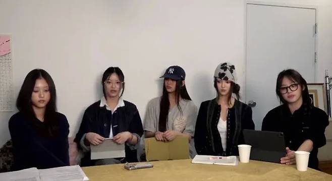 뉴진스 라이브 방송. 영상 캡처