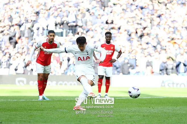 ▲ 프리미어리그 사무국과 잉글랜드프로축구심판기구는 아스널 홈 유니폼에 흰색 비중이 많아 토트넘 홈킷과 색상이 충돌한다고 판단했다. 이에 따라 올 시즌 북런던더비는 두 차례 모두 원정팀이 홈 유니폼을 착용하지 않는 것으로 결론이 내려졌다. 그동안 아스널과 토트넘 홋스퍼는 맞대결 시 전통적인 유니폼을 입어왔다.