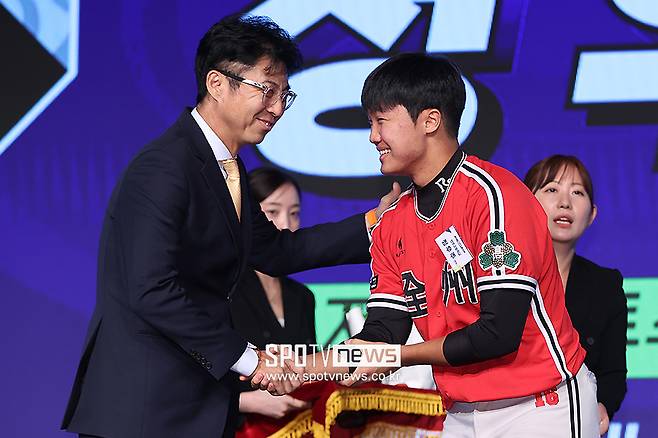 ▲ 한화 이글스 손혁 단장이 전주고 정우주와 악수하고 있다. ⓒ곽혜미 기자