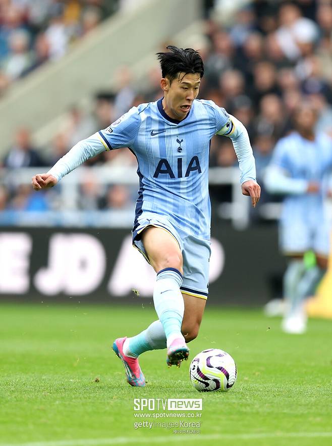 ▲ 손흥민은 2021년 토트넘과 4년 계약에 합의한 이후 마지막 시즌에 들어갔다. 토트넘에 1년 연장 옵션이 있지만 공식발표가 아직이다. 손흥민은 재계약 협상 혹은 기간에 몰두하기보다 다가오는 시즌에만 집중하고 컨디션 조절에 신경쓰려고 한다. 그런데 영국 매체 '커트오프사이드'가 "토트넘 캡틴 손흥민이 아틀레티코 마드리드와 연결됐다. 아틀레티코 마드리드가 손흥민 상황을 면밀하게 지켜보고 있다. 손흥민은 토트넘과 2025년에 계약이 끝난다"라고 알렸다.