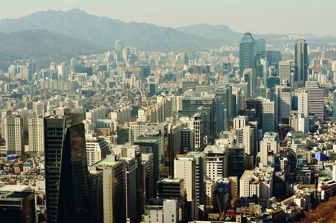 낙수효과는 경제학 이론으로 보기 힘들다. 사진은 강남 테헤란로 빌딩숲. [사진=뉴시스]