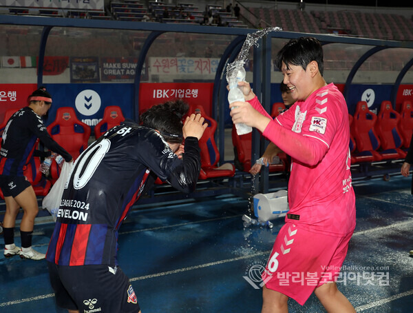 수원FC위민 전은하, 26라운드 선수 선정-축하 물레세모니.