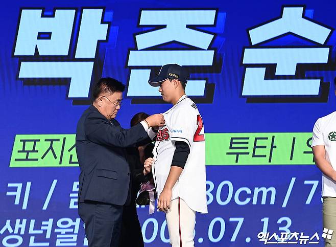 11일 오후 서울 신천동 롯데호텔 월드에서 열린 '2025 KBO 신인 드래프트'에 참석한 두산 김태룡 단장이 1라운드 6순위로 덕수고 박준순을 지명한 뒤 유니폼을 입혀주고 있다. 잠실, 박지영 기자