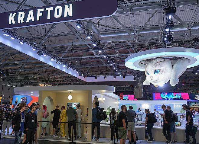 크래프톤 '인조이' 부스 앞에 모인 관람객들 (쾰른=연합뉴스) 김주환 기자 = 21일(현지시간) 독일 쾰른에서 열린 게임스컴 2024 현장에 설치된 크래프톤의 '인조이'(inZOI) 부스 앞에 게임을 체험하려는 관람객들이 줄을 서고 있다. 2024.8.22 jujuk@yna.co.kr