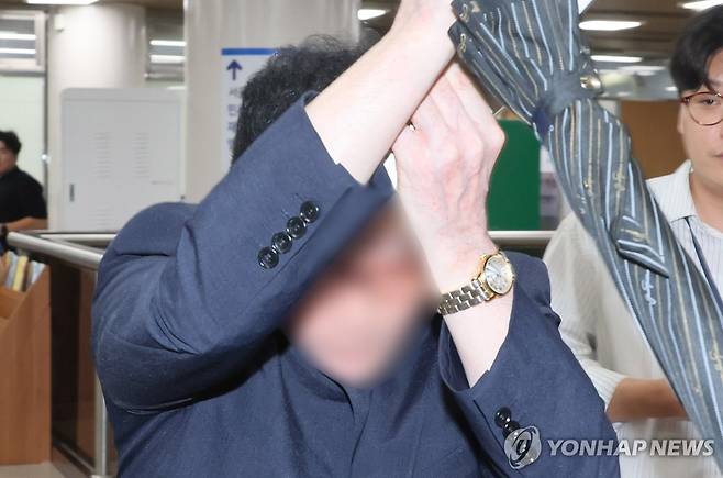 집행유예 선고받은 도이치모터스 '전주' 손 모씨 (서울=연합뉴스) 이정훈 기자 = 도이치모터스 주가조작 의혹의 '전주'(錢主) 손 모씨가 12일 서울 서초구 서울중앙지법에서 열린 2심 선고 공판에서 집행유예를 선고받은 뒤  얼굴을 가린 채 법정을 나서고 있다. 2024.9.12 uwg806@yna.co.kr