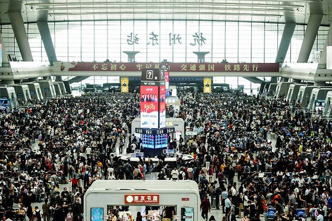 지난 중추절 연휴 때 중국 선양의 기차역이 사람들도 붐비고 있다. (사진=AFP)