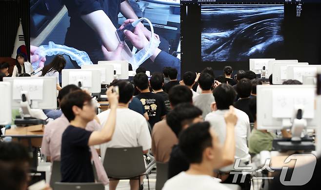 8일 오전 서울 용산구 대한의사협회 대강당에서 열린 '사직 전공의들을 위한 근골격계 초음파 연수강좌'에서 사직 전공의들이 초음파 시연 강의를 스마트폰 카메라에 담고 있다. 수련병원을 떠난 전공의들은 지난 6일 '여·야·의·정 협의체'를 구성해 2026학년도 의대 정원 확대 등 의료개혁을 논의하자는 정부와 여당의 제안에 대해 '2025학년도 의대 정원'부터 논의해야 한다는 기존 입장을 유지하며 정부의 전향적인 태도 변화를 촉구하고 있다. 2024.9.8/뉴스1 ⓒ News1 오대일 기자