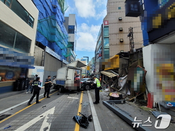 12일 오후 해운대구 어귀삼거리 사고 현장에서 경찰이 현장을 수습하고 있다.2024.9.12.(부산경찰청 제공)