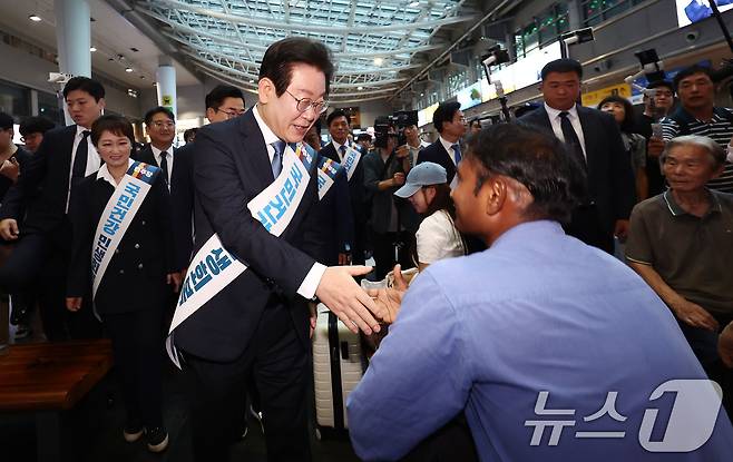 이재명 더불어민주당 대표를 비롯한 지도부가 13일 오전 서울 용산구 용산역에서 시민들을 만나 추석 귀성인사를 하고 있다. 2024.9.13/뉴스1 ⓒ News1 김민지 기자