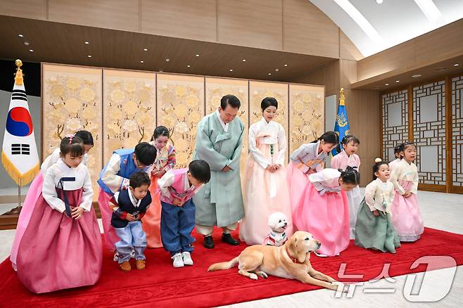 윤석열 대통령과 부인 김건희 여사가 다문화가정 어린이들과 함께 한가위 명절 인사를 촬영했다고 대통령실이 13일 밝혔다.  (대통령실 제공) 2024.9.13/뉴스1 ⓒ News1 송원영 기자