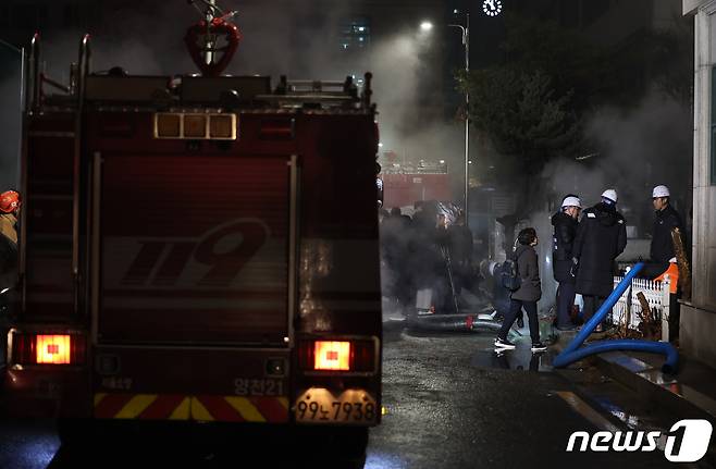 서울 양천·구로구 일대에 온수와 난방이 중단된 가운데 지난 1월 18일 밤 서울 양천구 신정동 신정가압장 일대에서 소방당국을 비롯한 서울에너지공사 관계자들이 복구 작업을 하고 있다. ⓒ News1 김민지 기자