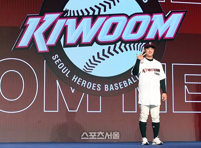 덕수고 투수 정현우가 11일 서울 송파구 롯데호텔 월드 크리스탈 볼룸에서 열린 ‘2025 KBO 신인 드래프트’에서 전체 1순위로 키움에 지명된 뒤 취재진을 향해 포즈를 취하고 있다. 2024. 9. 11.  박진업 기자 upandup@sportsseoul.com