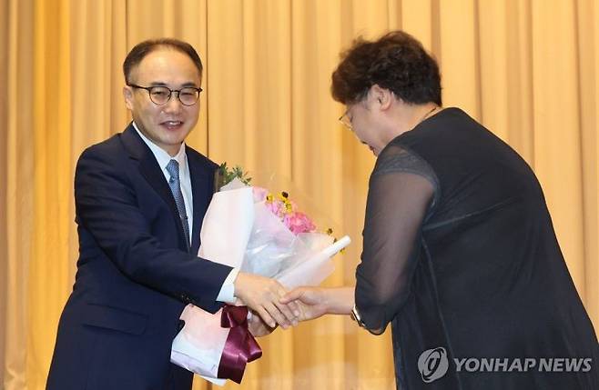 이원석 검찰총장이 13일 서울 서초구 대검찰청에서 열린 퇴임식에서 직원과 악수하고 있다.