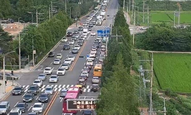 파주시가 만성교통정체구간인 서울∼문산 고속도로 ‘금촌 나들목(IC) 진입로’구간을 12월 개통 목표로 확장한다. ＜사진=파주시＞