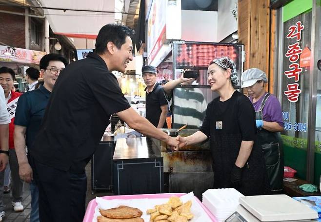 오세훈 서울시장이 추석 연휴를 하루 앞둔 13일 전통시장(신창시장·창동골목시장)을 방문해 시장 상인과 인사를 나누고 있다./사진=서울시