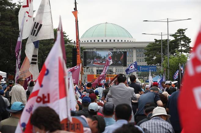 특권폐지국민운동본부가 작년 7월 17일 서울 국회의사당 앞 도로에서 주최한 '특권폐지 국민총궐기 대회'에서 참가자들이 국회의원 특권 폐지를 요구하며 시위를 하고 있다.  /장련성 기자