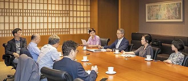 오른쪽부터 반시계 방향으로 민세진·김별아 위원, 김도연 위원장, 김재련·박원호·정윤혁·한준 위원, 조중식 부국장. /김지호 기자