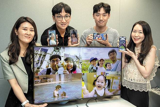 지난 11일 경기 성남시 분당구 서현동 콘티넨탈오토모티브코리아 사옥에서 직원들이 육아휴직 기간 아이와 함께 찍었던 사진 등을 화면에 띄워놓고 밝게 웃고 있다. /조인원 기자