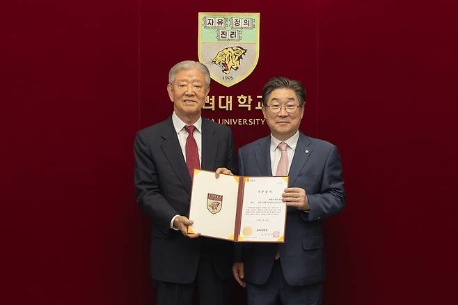 지난 12일 서울 성북구 고려대 총장실에서 열린 기부식에서 김동원 고려대 총장(오른쪽)과 허천구 전 코삭 회장이 기념 사진을 찍고 있다.