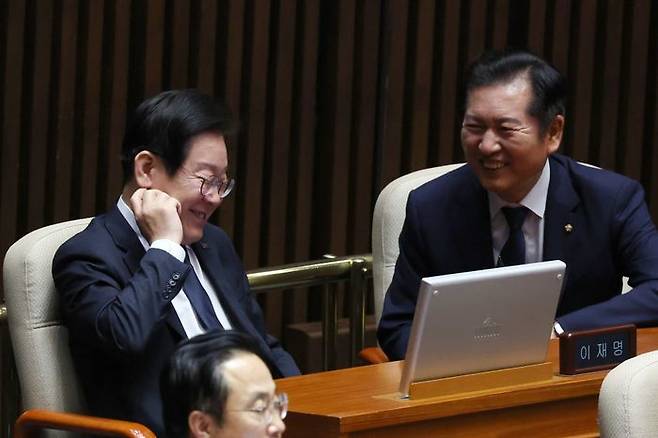 이재명 더불어민주당 대표가 11일 오후 국회 본회의장에서 열린 경제 분야 대정부질문 도중 법제사법위원회 위원장인 정청래 의원과 대화하고 있다. ⓒ뉴시스