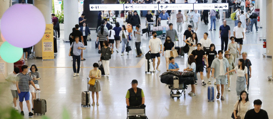 추석 연휴를 하루 앞둔 13일 오전 제주국제공항 도착층이 귀성객과 관광객들로 북적이고 있다. 연합뉴스.