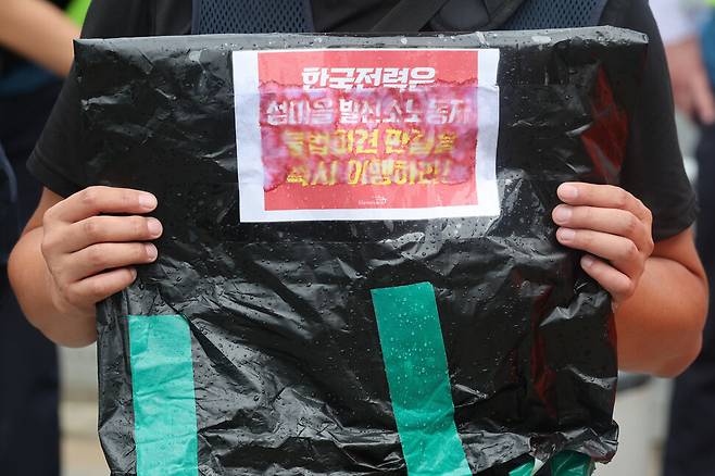 한국발전산업노동조합 도서전력지부 조합원들이 추석 연휴를 앞둔 13일 오전 서울 중구 서울로7017에 불법파견 노동자 직고용과 부당해고 원직 복직을 촉구하는 대형 펼침막을 설치하려다 경찰에 저지 당하고 긴급 기자회견을 하고 있다. 김영원 기자 forever@hani.co.kr