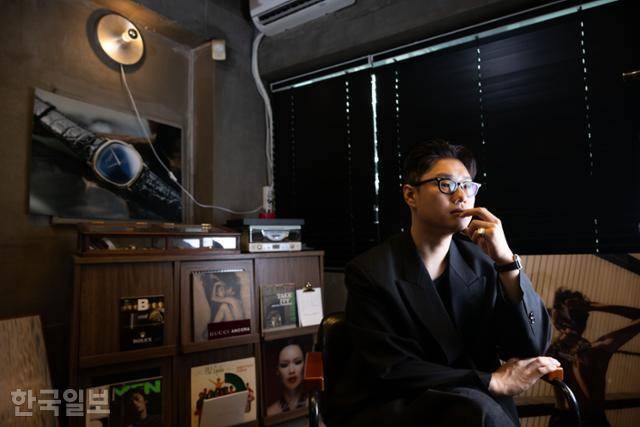 중학생 때 그는 친구들 사이에서 '가장 옷 잘 입는 애'로 통했다. 주말에도 교복만 입고 다니던 같은 반 친구의 옷차림을 머리부터 발끝까지 바꿔준 적도 있다. 스타일링을 좋아한다는 걸 깨달은 뒤 업계에 뛰어들었다. 이한호 기자