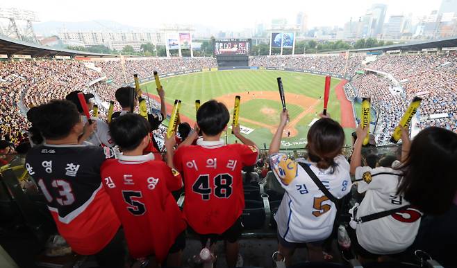 &lt;yonhap photo-3881=&quot;&quot;&gt;(서울=연합뉴스) 박동주 기자 = 한국프로야구 2024 KBO리그가 역대 한 시즌 최다 관중 신기록을 세운 18일 서울 잠실야구장에서 열린 프로야구 KIA 타이거즈와 LG 트윈스의 경기를 찾은 관중들이 응원하고 있다. 2024.8.18 &lt;저작권자 ⓒ 1980-2024 ㈜연합뉴스. 무단 전재 재배포 금지, AI 학습 및 활용 금지&gt;&lt;/yonhap&gt;