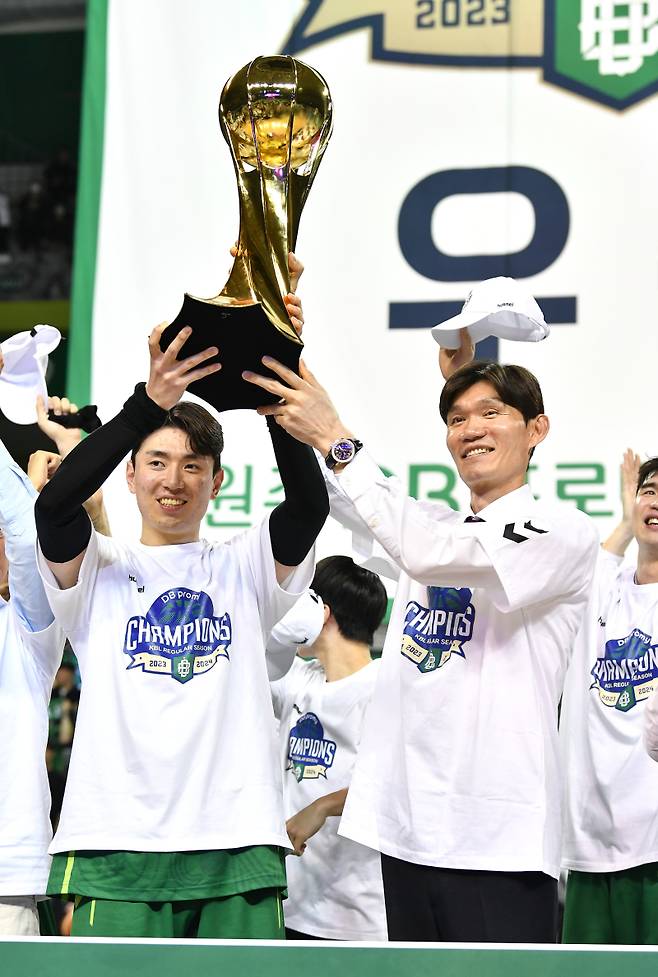 원주 DB 김주성(오른쪽) 감독과 강상재. 사진=KBL