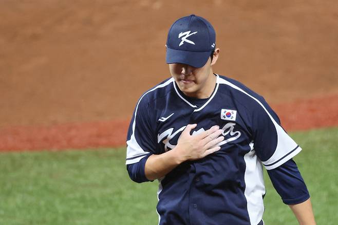 <yonhap photo-0339="">(사오싱[중국]=연합뉴스) 신현우 기자 = 7일 중국 저장성 항저우 인근 사오싱 야구·소프트볼 스포츠센터 제1구장에서 열린 2022 항저우 아시안게임 야구 결승 대만과 대한민국의 경기. 6회말 2사 2루 한국 선발 투수 문동주가 대만 린리를 삼진으로 잡아낸 뒤 더그아웃으로 향하며 가슴을 치고 있다. 2023.10.8 nowwego@yna.co.kr/2023-10-08 01:08:28/ <저작권자 ⓒ 1980-2023 ㈜연합뉴스. 무단 전재 재배포 금지.></yonhap>