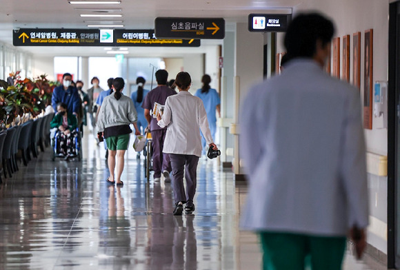 서울시내 대학병원에서 의료진이 이동하고 있다. [사진=뉴시스]