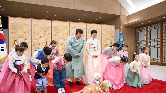 13일 윤석열 대통령과 부인 김건희 여사가 한가위 명절 인사를 전했다고 대통령실이 밝혔다. (대통령실)