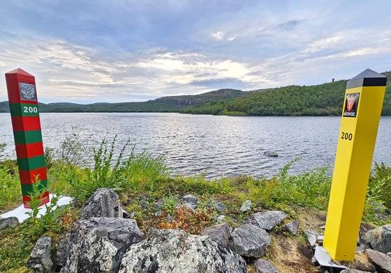 노르웨이와 러시아의 국경. 오른쪽 노란 기둥이 노르웨이 국경이고, 빨간색과 녹색 기둥이 러시아 국경이다. 두 기둥 사이는 이른바 비무장지대. 한 발짝만 넘어가도 큰일 난다. 손민호 기자