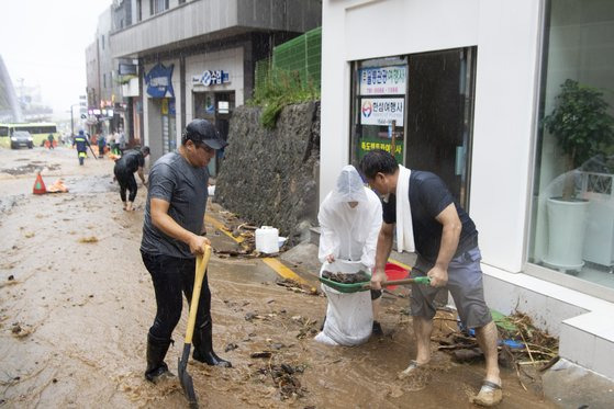 기록적인 폭우로 큰 피해를 본 울릉도에 13일부터 응급 복구작업이 이어지고 있다. 사진 경북 울릉군