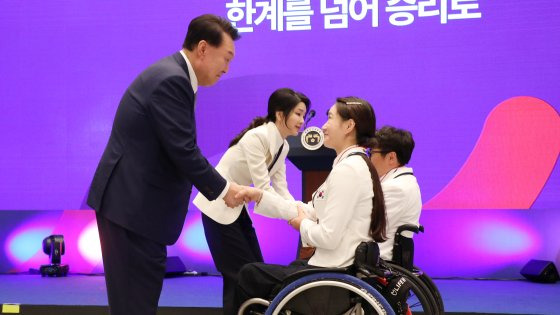 윤석열 대통령과 김건희 여사가 13일 청와대 영빈관에서 열린 2024 파리 패럴림픽 선수단 격려 오찬에서 국민 감사 메달을 수여하고 있다. 윤 대통령은 “포기하지 않는 도전, 그 자체가 위대한 성취”라며 “힘들고 어려운 일을 만날 때 뒷걸음치거나 웅크리지 않고 나가서 뛰어야 한다는 진리를 선수단 여러분이 국민들에게 생생하게 보여줬다”고 말했다. 대통령 부부가 패럴림픽 선수단을 초청한 건 이명박 전 대통령 재임 때인 2012년 런던 패럴림픽 이후 12년 만이다. 대통령실 사진기자단