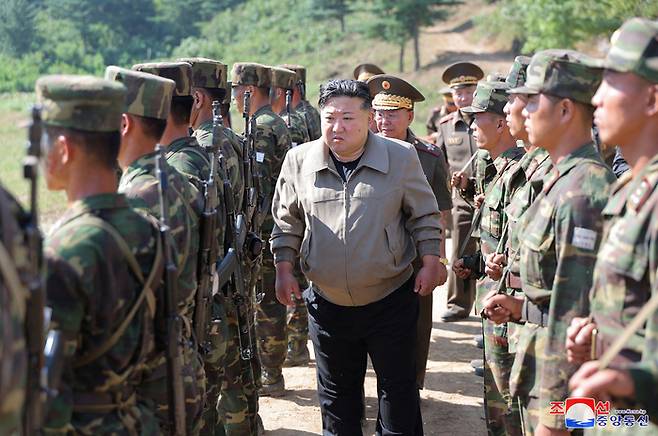 김정은 북한 국무위원장이 지난 11일 인민군 특수작전무력 훈련기지를 시찰했다고 조선중앙통신이 13일 보도했다. 연합뉴스