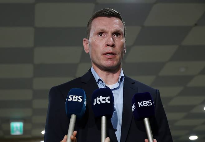 Mercedes-Benz Korea CEO Mathias Vaitl talks with press after meeting with a group of residents whose cars were destroyed by a massive fire caused by a Mercedes-Benz electric vehicle at an apartment underground parking lot in the district of Cheongna in Incheon on Aug. 14. (Yonhap)