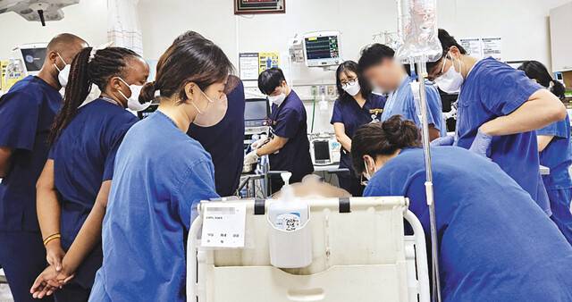 지난 11일 오후 3시40분쯤 강원도 원주세브란스기독병원 권역응급의료센터에서 의료진이 긴급 이송된 50대 중증외상 환자를 진료하고 있다. 이 병원 응급실은 지난 2월 전공의 12명이 병원을 떠난 뒤 전문의 11명이 가까스로 유지하고 있다. 원주=이정헌 기자