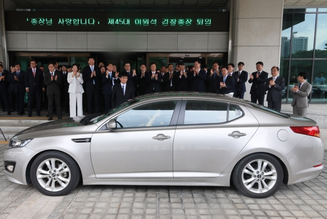 이원석 검찰총장이 13일 서울 서초구 대검찰청에서 열린 퇴임식 후 검찰 구성원들의 박수를 받으며 청사를 떠나고 있다. 연합뉴스