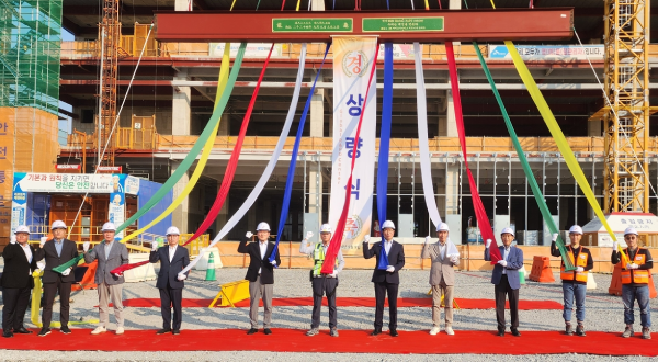 On the 9th, Ahn Jae-yong, President of SK Bioscience (fifth from the right), and key officials from the construction project are attending a topping-out ceremony in Songdo, Incheon. (SK Bioscience)