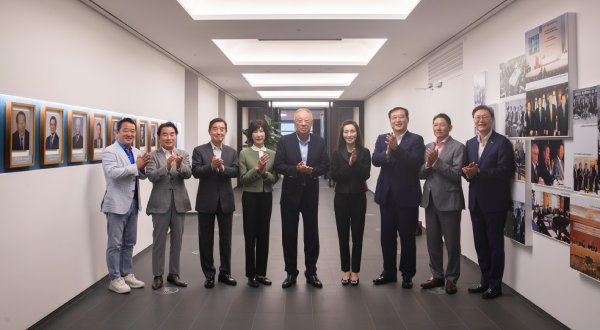 The board members of the Federation of Korean Industries (FKI) are posing for a commemorative photo after a meeting at the FKI Tower in Seoul. From left: Lee Woong-yeul, Honorary Chairman of Kolon; Lee Jang-han, Chairman of Chong Kun Dang; Kim Yoon, Chairman of Samyang Holdings; Kim Jung-soo, Vice Chairman of Samyang Roundsquare; Ryu Jin, Chairman of FKI; Sung Rae-eun, Vice Chairman of Youngone Group; Kim Nam-goo, Chairman of Korea Investment Holdings; Cho Hyun-joon, Chairman of Hyosung; and Kim Chang-beom, Vice Chairman of FKI. (FKI)