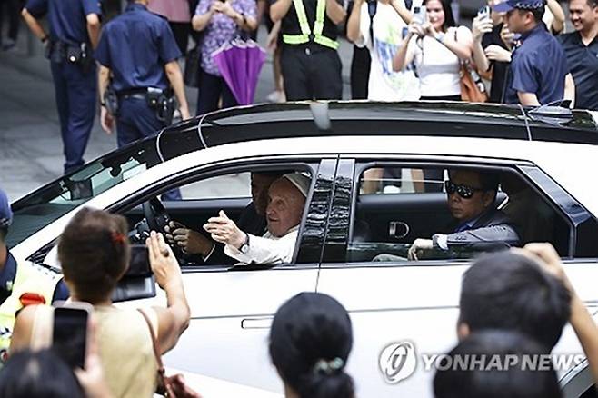 아이오닉5에 탑승한 교황 [사진출처=AP/연합뉴스]