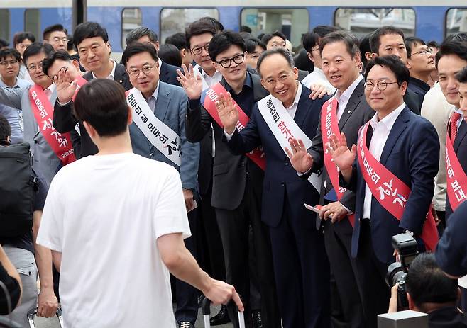 13일 오전 서울 용산구 서울역에서 한동훈 국민의힘 대표와 추경호 원내대표 등 지도부가 추석 귀성 인사를 하고 있다. 이승환 기자