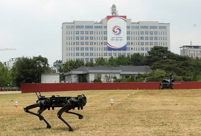 대통령실 용산 이전 과정에서 공사비를 부풀렸다는 의혹을 받는 경호처 간부와 알선업자가 구속됐다. 사진은 용산 대통령 집무실 모습. /사진=머니투데이