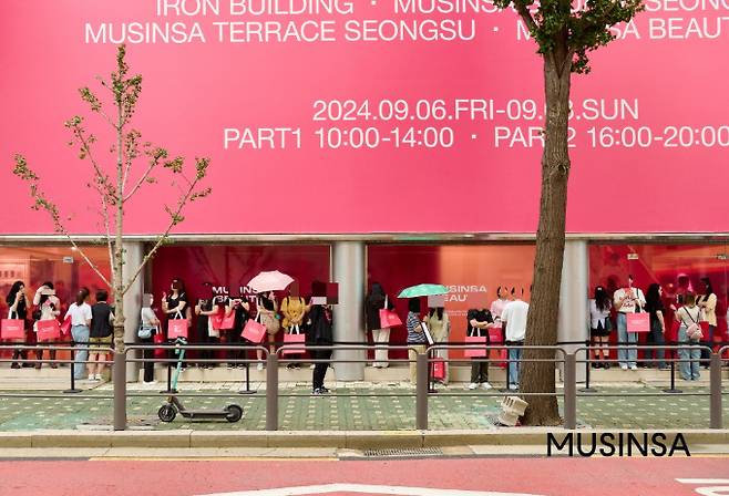 무신사가 남녀 패션뿐 아니라 뷰티까지 사업을 넓히면서 기존 '남성 패션 플랫폼'이라는 편견을 깨고 있다. 지난 6일 서울 성동구 무신사 뷰티 페스타 입장을 위해 고객들이 줄을 늘어서 있다. /사진=무신사