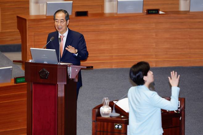 더불어민주당 의료대란대책특위가 한덕수 국무총리가 응급실 뺑뺑이는 가짜뉴스라고 언급한 것을 두고 강하게 반발했다. 한덕수 국무총리가 백혜련 더불어민주당 의원의 교육·사회·문화 분야 대정부질문에 답하고 있다. /사진=뉴스1