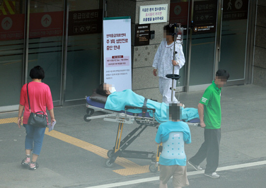 6일 오후 서울의 한 대학병원 권역응급의료센터 앞에서 환자가 구급차로 이송되고 있다. 뉴시스